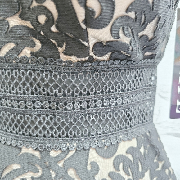 Xscape Lace Party Dress - Picture 4 of 9